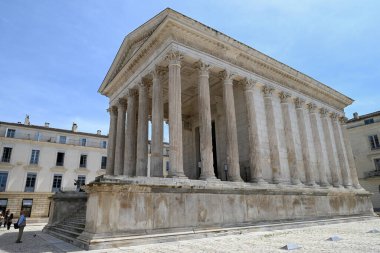 Meydan Evi, altıgen bir Roma tapınağı.