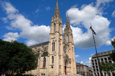 Nimes 'teki Neo-Gotik Saint-Baudile kilisesi.