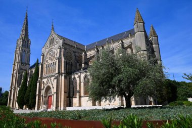 Nimes 'teki Saint-Baudile kilisesinin Neo-Gotik tarzının yan görüntüsü