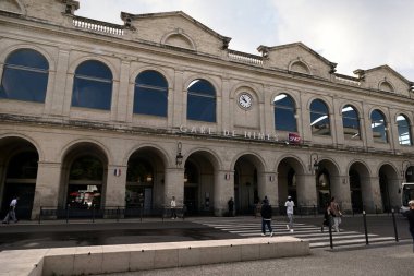 Nimes SNCF tren istasyonuna saati ile giriş.