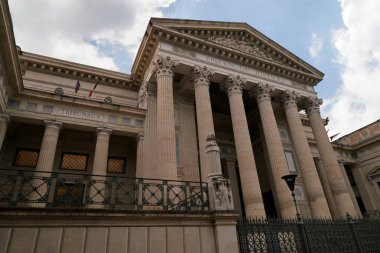 Nimes Adliyesi girişinin dış görünüşü