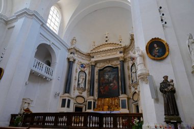 Vannes 'daki Saint-Yves kilisesinde Aziz Francis Xavier' in vaazını temsil eden tapınak ve resim.