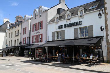 Vannes 'ın sol kıyısındaki bar-restoran terasları.
