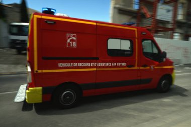 Fransız itfaiyeci ambulansı hız etkisiyle