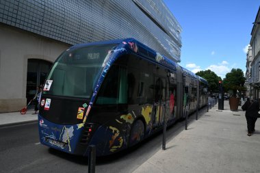 Nimes caddedeki toplu taşıma otobüsü