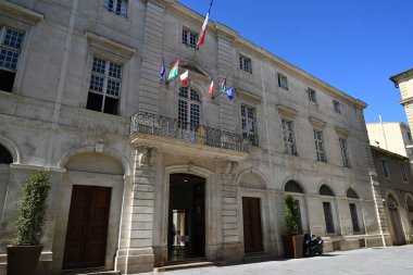 Güneşli bir günde, Nimes Belediye Binası cephesi