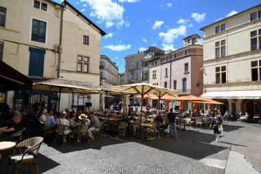 Nimes 'teki Herbes Meydanı' nda müşteriler kafe ve restoranların teraslarında oturuyor.