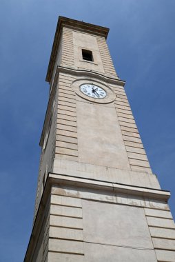 Nimes saat kulesi alçak açılı.