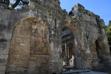 Nimes 'teki Jardins de la Fontaine' deki Diana Tapınağı harabelerinin dış görünüşü