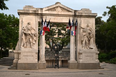 Nimes Savaşı Anıtı, 20. yüzyıldaki çatışmalarda hayatını kaybeden askerlere adanmıştır.