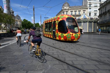 Montpellier Komedi Meydanı 'nda tramvay ve bisikletçiler