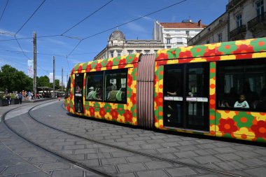 Montpellier toplu taşıma tramvayı Komedi Meydanı 'na yaklaşıyor.