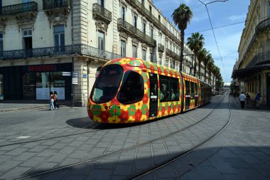 Maguelone caddesinde Montpellier toplu taşıma tramvayı
