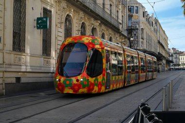 Maguelone caddesinde Montpellier toplu taşıma tramvayı
