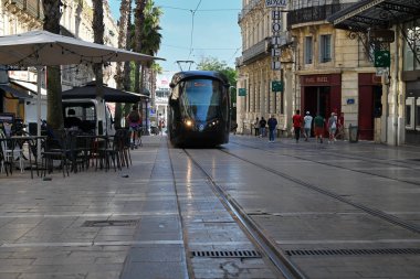 Maguelone caddesinde Montpellier toplu taşıma tramvayı
