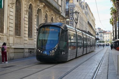 Maguelone caddesinde Montpellier toplu taşıma tramvayı