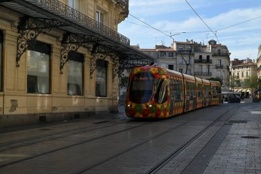Victor Hugo Bulvarı 'ndaki Montpellier toplu taşıma tramvayı