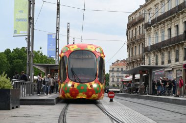 Montpellier toplu taşıma tramvayı Comedie Square istasyonunda duruyor
