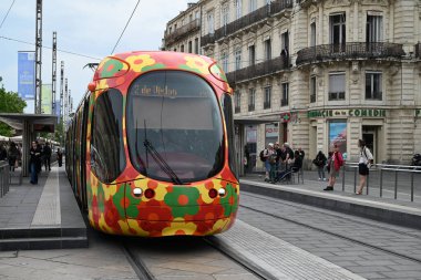 Montpellier toplu taşıma tramvayı Comedie Square istasyonunda duruyor