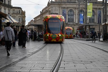 Montpellier Comedie Square istasyonunda arka planda opera olan toplu taşıma tramvayları