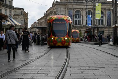 Montpellier Comedie Square istasyonunda toplu taşıma tramvayları