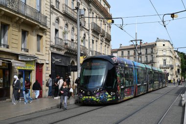 Montpellier toplu taşıma tramvayı Gözlemevi bulvar istasyonunda durdu.
