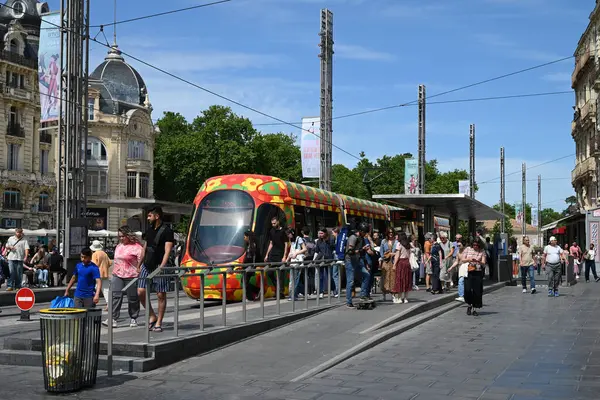 Montpellier toplu taşıma tramvayından çıkan yolcular Komedi Meydanı istasyonunda durdular.