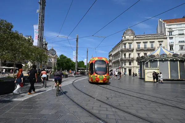 Montpellier Komedi Meydanı 'nda toplu taşıma tramvayı