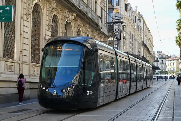 Maguelone caddesinde Montpellier toplu taşıma tramvayı