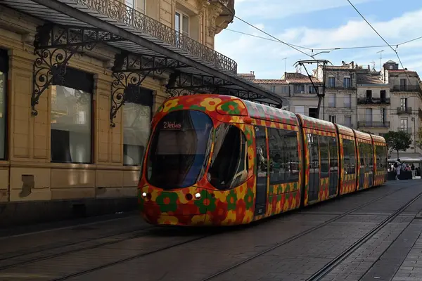 Victor Hugo Bulvarı 'ndaki Montpellier toplu taşıma tramvayı