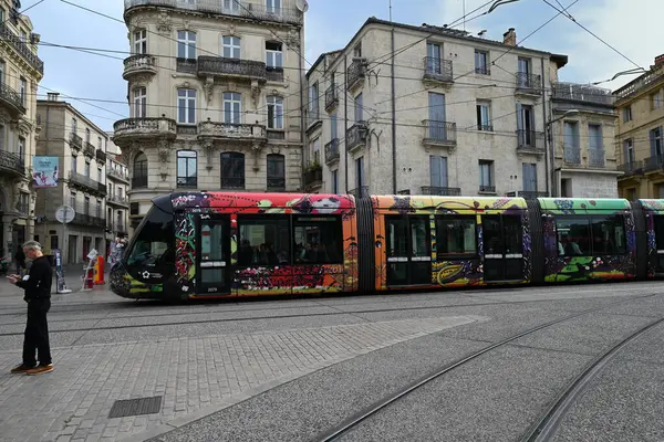 Montpellier Komedi Meydanı 'nda toplu taşıma tramvayı