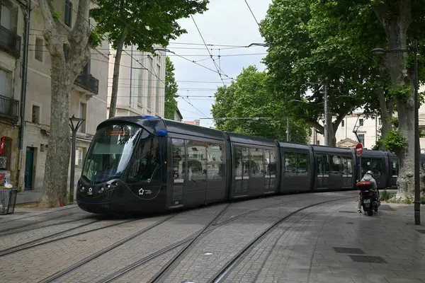 Montpellier bir şehir caddesinde toplu taşıma tramvayı