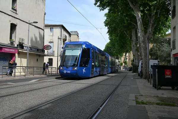 Louis Blanc Bulvarı 'ndaki Montpellier toplu taşıma tramvayı