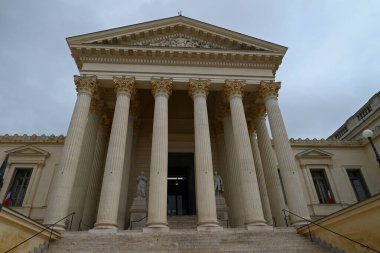 Montpellier Adliyesi girişinin dış görünüşü