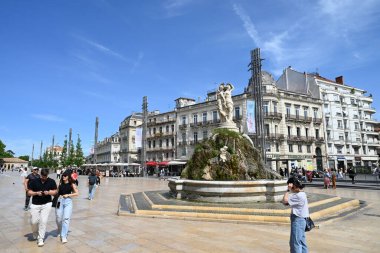 Etienne Dantoine 'in Komedi Meydanı' nda yarattığı üç zarafet çeşmesinin heykeli.