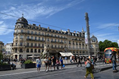 Güneşli bir günde Montpellier 'deki Komedi Meydanı' nda turistler