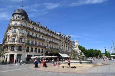 Montpellier 'deki Komedi Meydanı' ndaki turistler Etienne Dantoine tarafından tasarlanan üç zarafetin çeşmesiyle