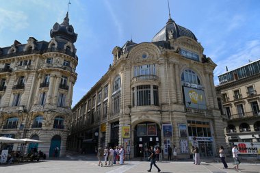 Montpellier 'deki Komedi Meydanı' ndaki Pathe Komedi Sineması önünde turistler