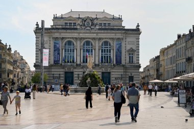 Montpellier Occitanie Ulusal Orkestra Operası ve Etienne Dantoine tarafından Komedi Meydanı 'nın ön planında oluşturulan Üç Zarafet Çeşmesi