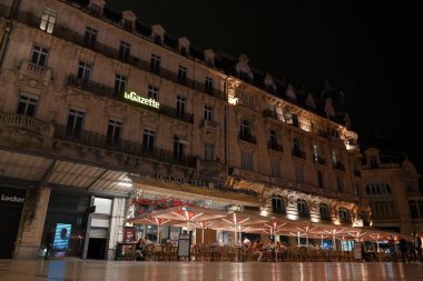 Montpellie 'deki Komedi Meydanı' nda bir gece kafe.