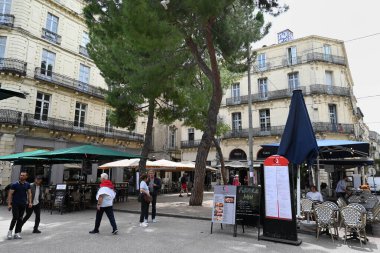 Montpellier 'deki Saint Guilhem caddesinde kafe terasları.