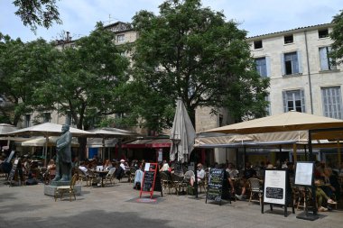 Montpellie 'deki Jean Jaure meydanındaki kafe teraslarında oturan müşteriler