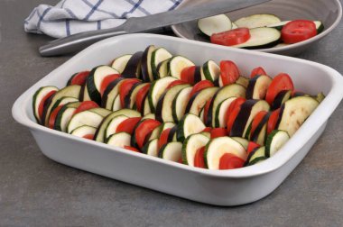 Gri arka planda yakın plan pişirmeden önce yaz sebze yemeği