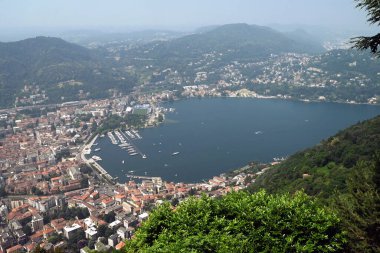 Como şehri ve gölü Brunate köyünden görüldü. 