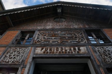 Como-Brunate füniküler binasının mimari ayrıntıları