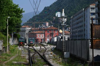 Como Lago istasyonunda raylarda tren var.