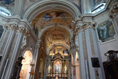 Brunate 'deki Sant' Andrea Apostolo Kilisesi 'nin iç manzarası freskleri ve sunağıyla