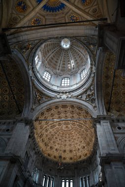 Kubbesi ve dekore edilmiş tavanıyla Como 'nun Hanımı Katedrali' nin iç manzarası. 