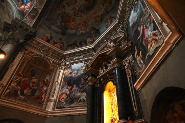 Como 'daki San Fedele Bazilikası' nın freskleriyle iç görünümü.