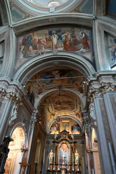 Brunate 'deki Sant' Andrea Apostolo kilisesinin iç manzarası freskleri ve alta